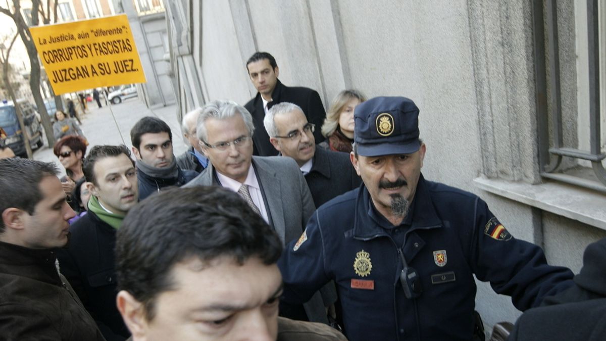 El juez Baltasar Garzón llega al Tribunal Supremo donde comienza a ser juzgado por prevaricación por declararse competente para investigar los crímenes del franquismo.