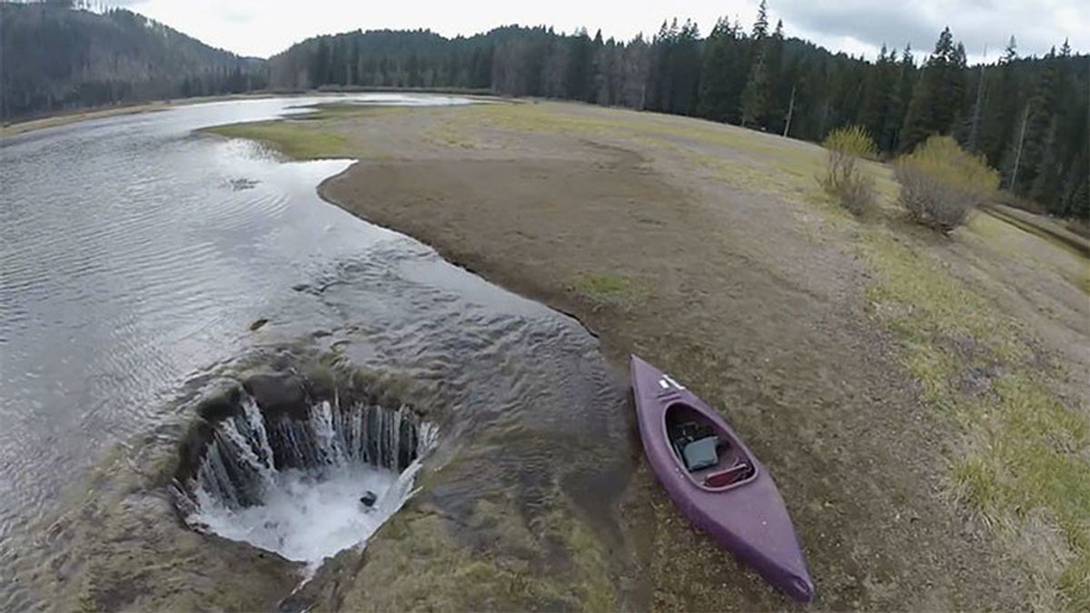 Un lago se vacía por la aparición de un misterioso agujero