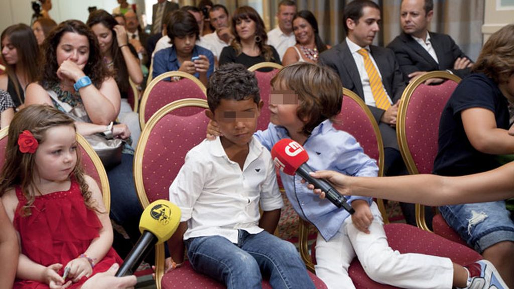La familia de Ronaldo, unida en la presentación del libro en Lisboa