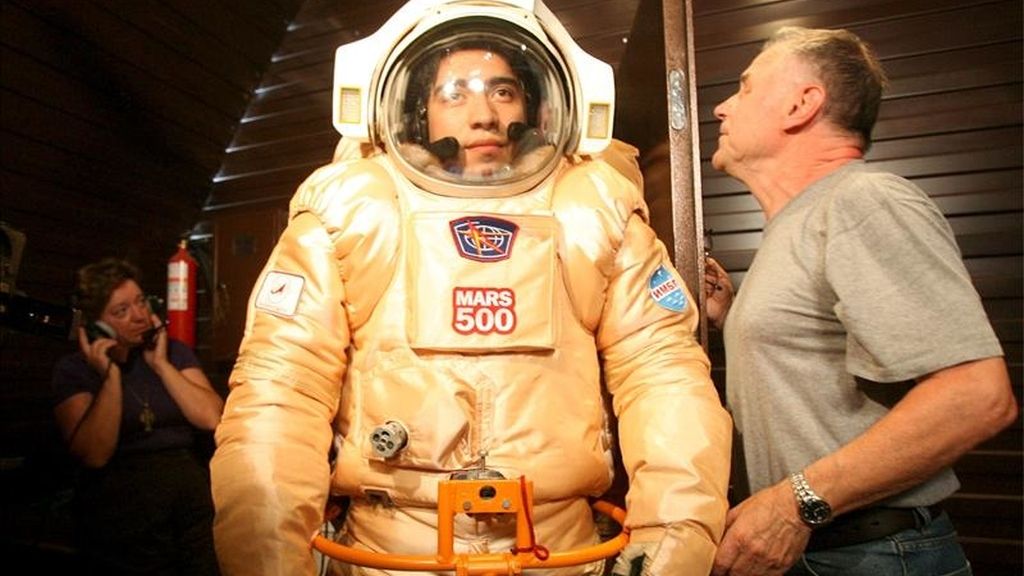 Diego Uribe, (i), italiano de origen colombiano y uno de los participantes del proyecto Marte-500, un simulacro de vuelo al planeta rojo en el que seis voluntarios viven durante año y medio la misma odisea espacial que los futuros exploradores interplanetarios, se prueba su traje espacial durante un entrenamiento en el Instituto de Problemas Biomédicos de Móscú. EFE/Archivo Diego Uribe, (i), italiano de origen colombiano y uno de los participantes del proyecto Marte-500, un simulacro de vuelo al planeta rojo en el que seis voluntarios viven durante año y medio la misma odisea espacial que los futuros exploradores interplanetarios, se prueba su traje espacial durante un entrenamiento en el Instituto de Problemas Biomédicos de Móscú. EFE/Archivo