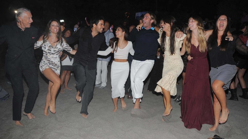 Fiesta en la playa y yoga en el yate: El finde 'chillout' de Vanessa Hudgens en Ischia