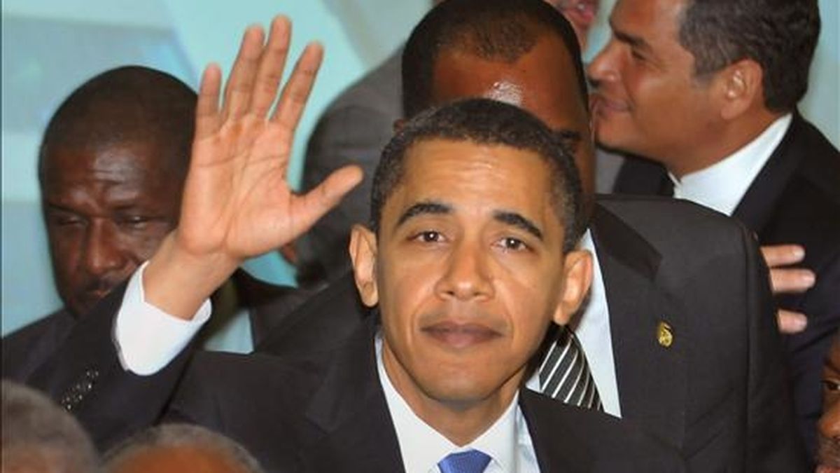 El presidente de EE.UU., Barack Obama, saluda mientras participa de la foto oficial de la V Cumbre de las Américas hoy en la ciudad de Puerto España, Trinidad y Tobago. EFE