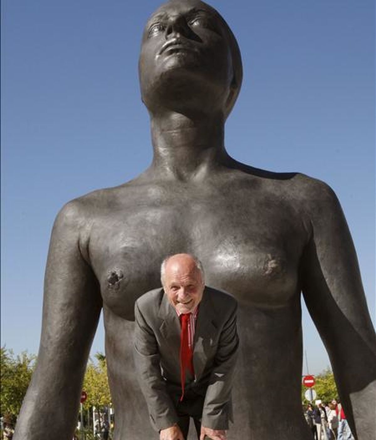 El escultor Antonio López posó delante de "La mujer de Coslada". EFE/Archivo