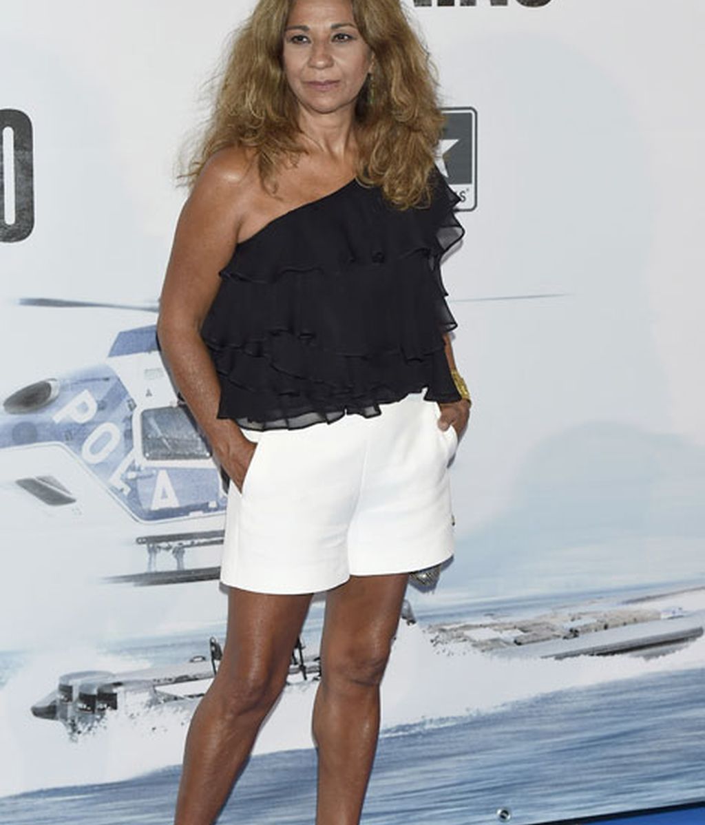 Lolita optó por la combinación de blanco y negro