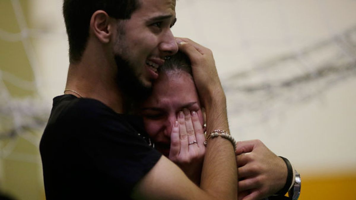 Dos familiares de una de las víctimas de la discoteca de Brasil lloran desconsolados