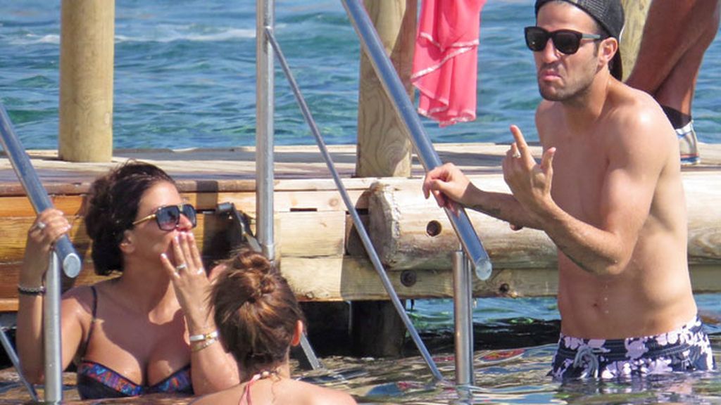 Cesc Fábregas y su chica, en las playas de Ibiza