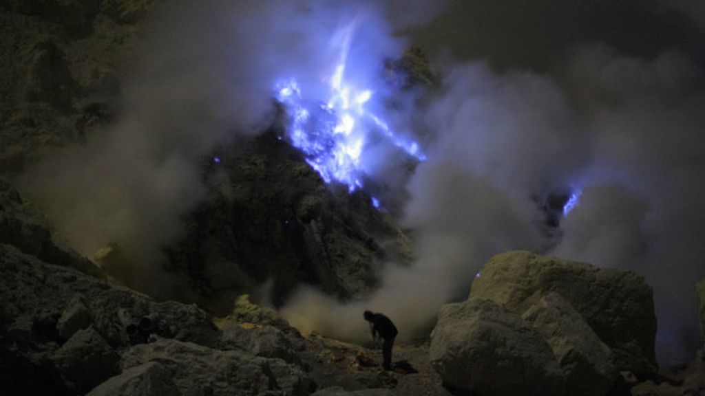 Un increíble río de lava azul en Indonesia