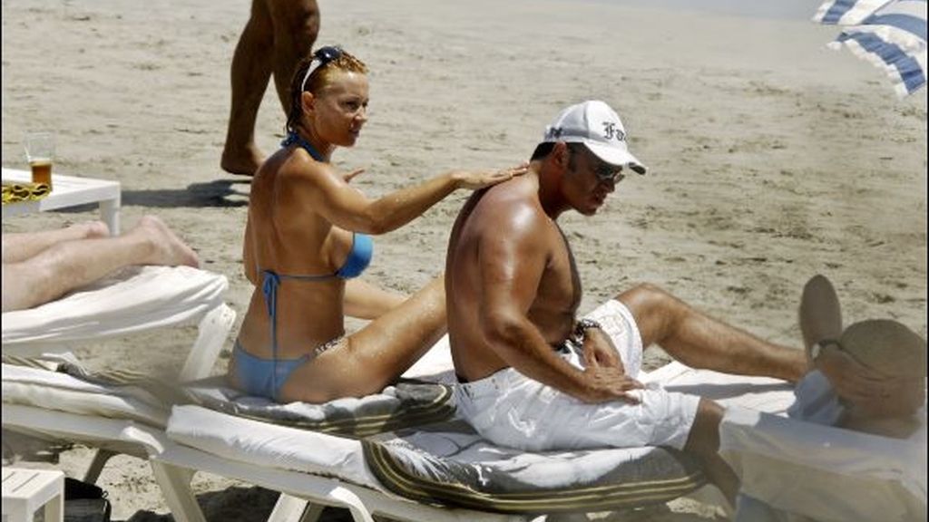 Marlene Morreau echa loción a su chico