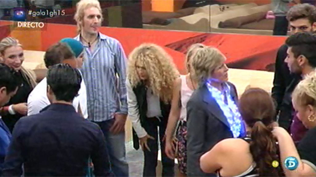 Mercedes entra acompañada de la gallina Falacia