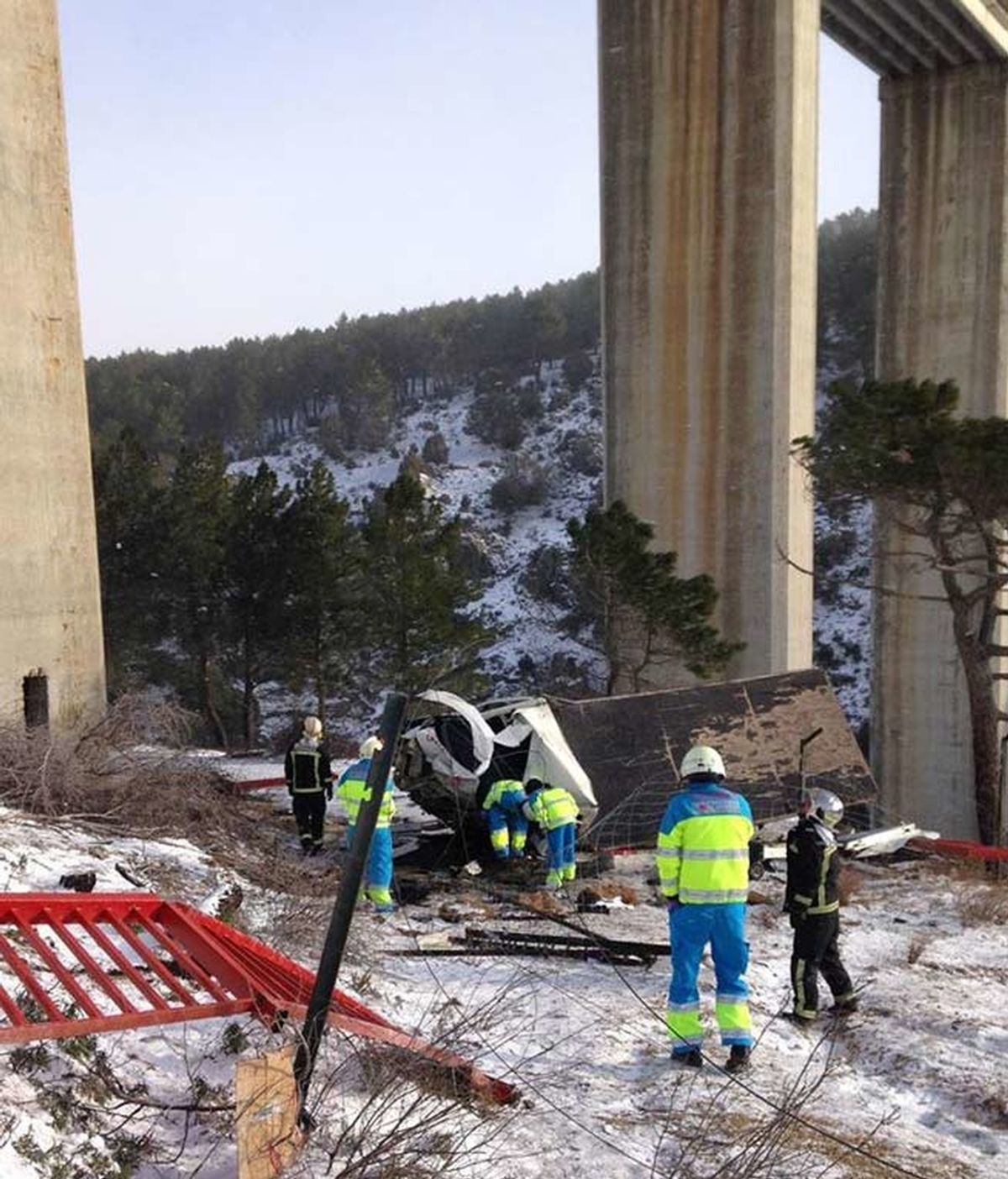 Un muerto tras caer con su furgoneta desde un puente de 35 metros en Madrid
