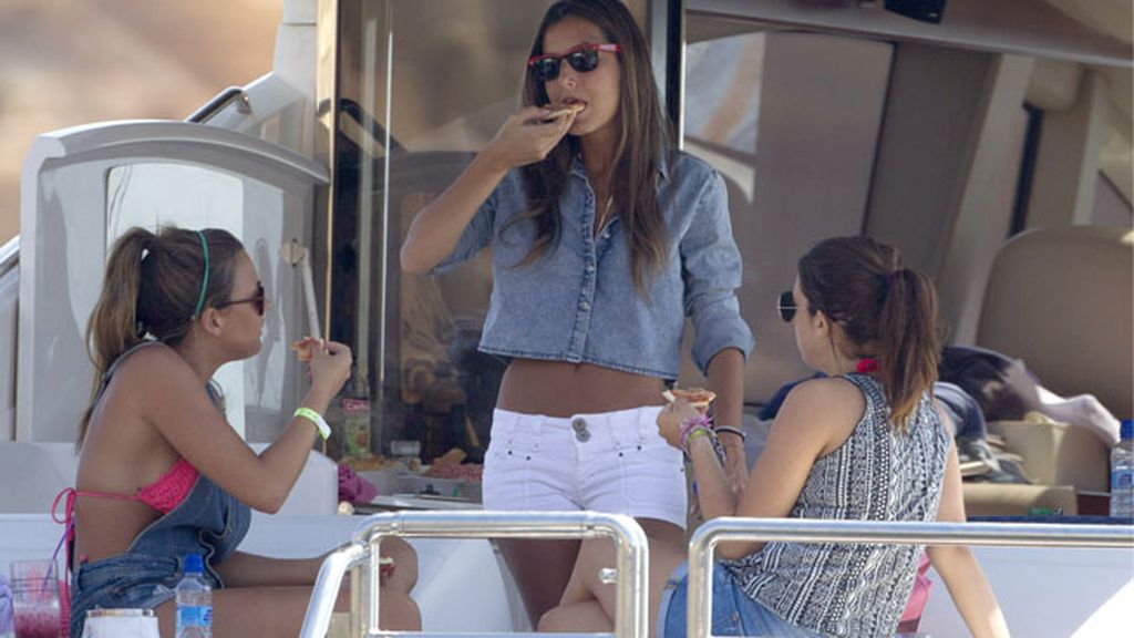 Ana Boyer o cómo crear tendencia de cala en cala en sus vacaciones por Ibiza