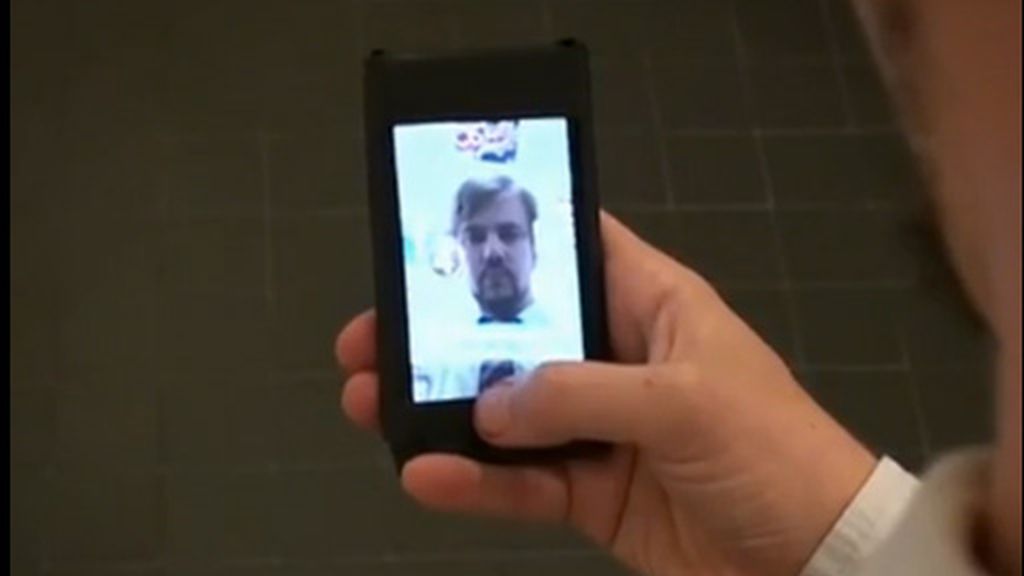 El objetivo de Apple es que el usuario no tenga que hacer otra cosa que sostener el teléfono frente a su rostro, sin tocar un solo botón, para comenzar a usarlo.