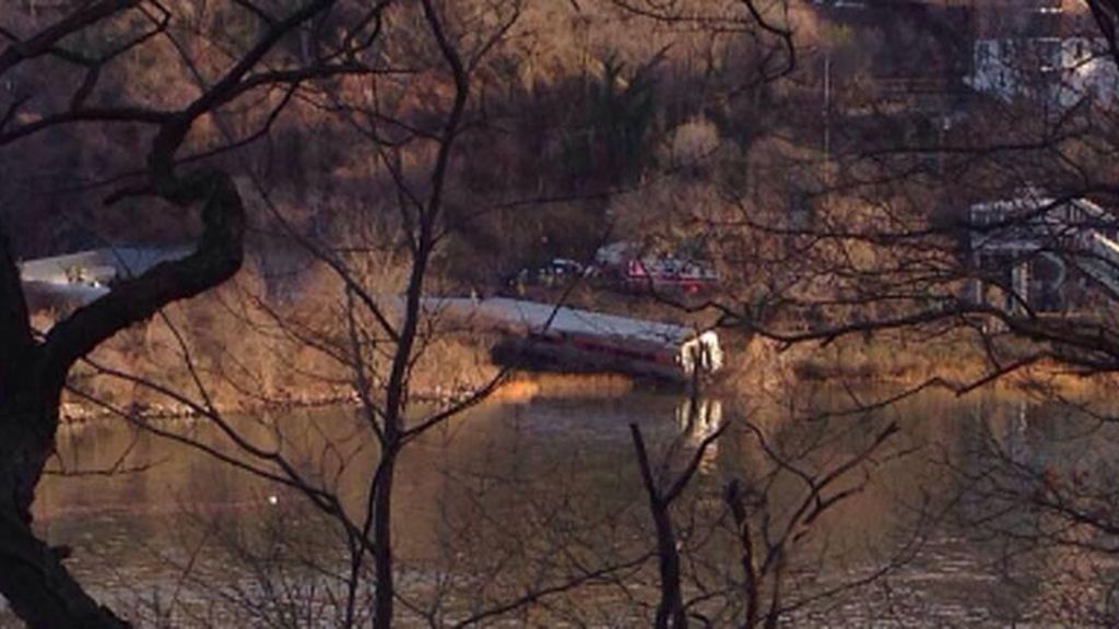 Descarrila un tren de pasajeros en Nueva York