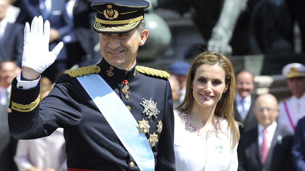 Los reyes saludan camino al Palacio Real