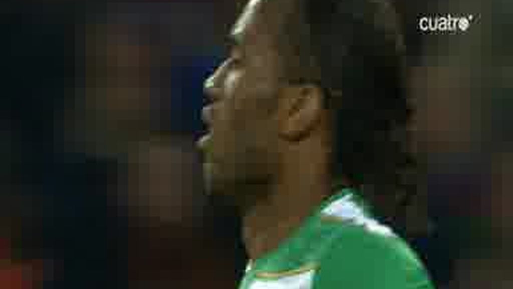 Drogba marca de cabeza el gol para Costa de Marfil (1-3)