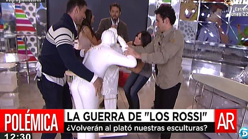 El atril, la parada, figuras de gatos y perros ¡y hasta las tazas!