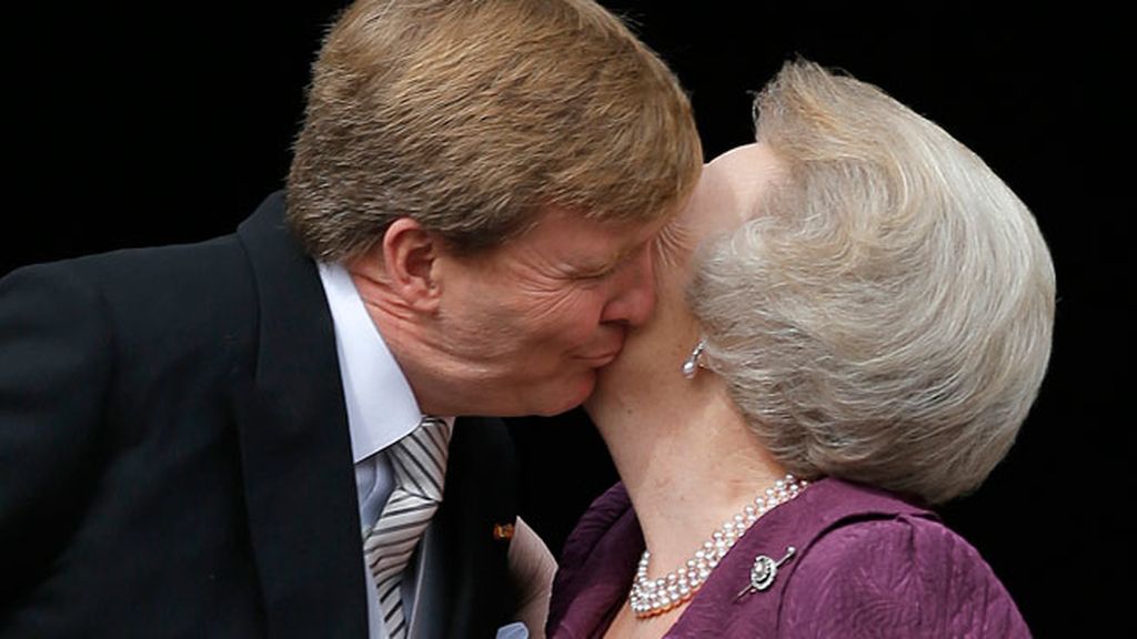 Guillermo besa a su madre en el balcón del Palacio Real