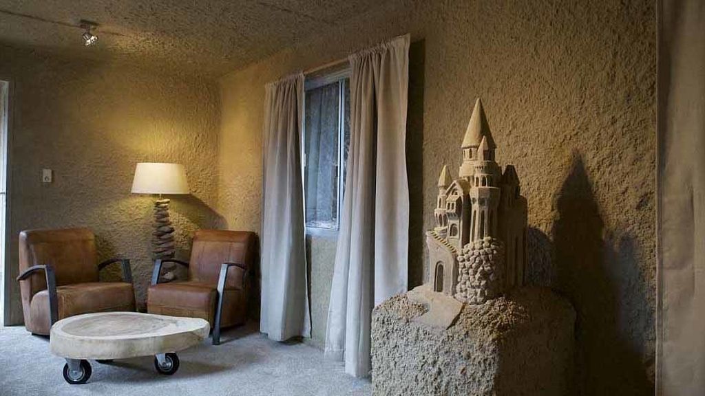 Zand Hotel ha creado dos construcciones de arena para que los turistas pasen la noche
