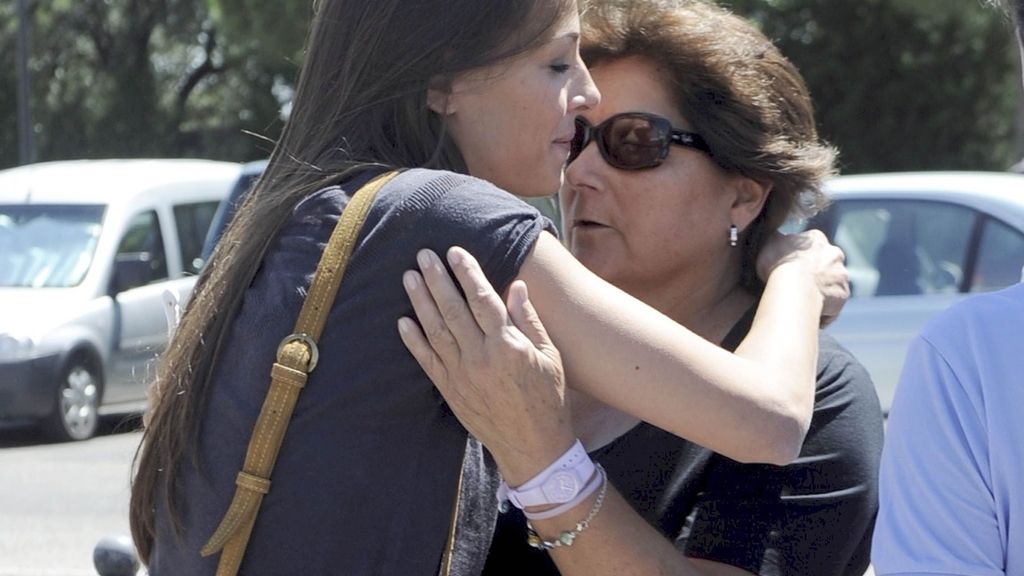 Cayetano Rivera acompañado por su novia, Eva González