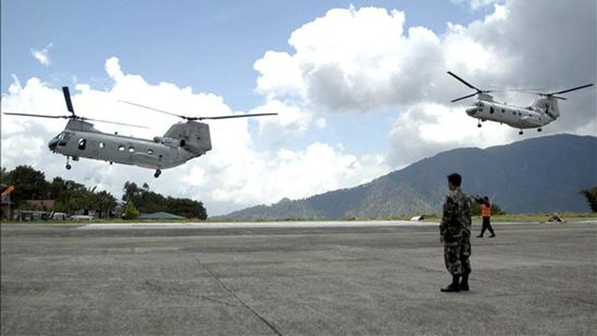Los helicópteros estadounidenses 'CH46 Caballero de Mar ' aterrizan en Baguio, al norte de Filipinas. Las autoridades anunciaron la recuperación de los cadáveres de las ocho personas del entorno de la presidenta filipina, Gloria Macapagal Arroyo, que viajaban en el helicóptero siniestrado. EFE