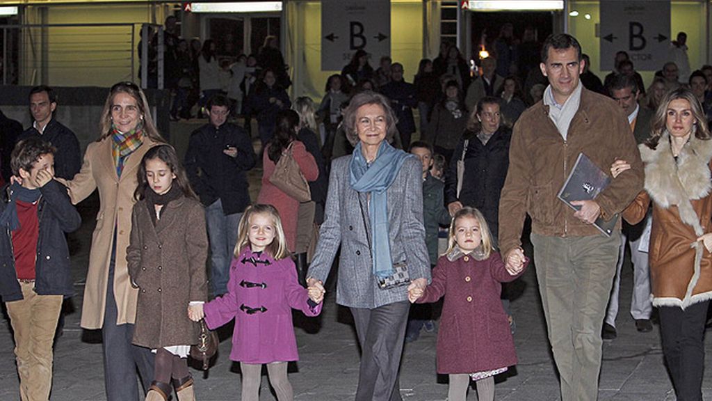 La Familia Real se va al circo con un look paradigma de sobriedad