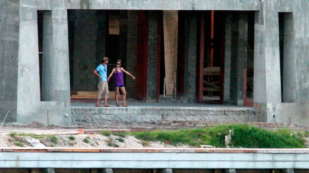 Enrique Iglesias y Anna Kournikova ejercen de capataces de su nuevo hogar de Miami