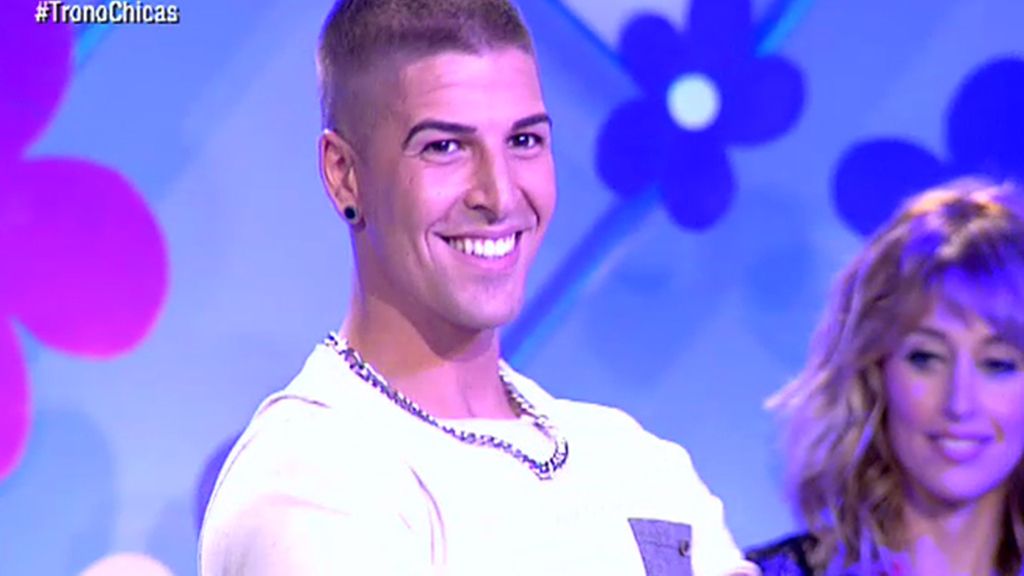 Ylenia, radiante, con un conjunto mini de color blanco