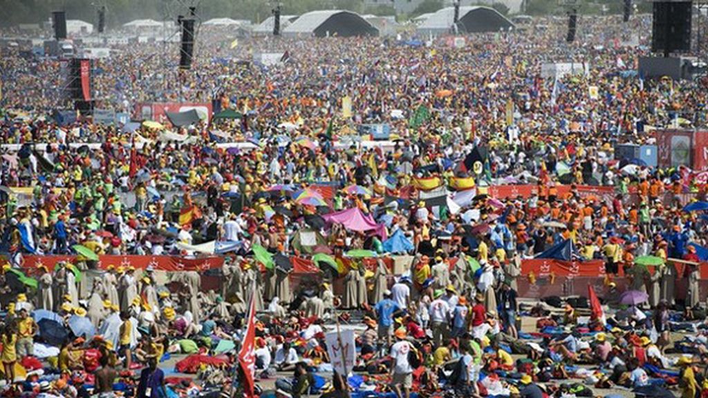 Miles de peregrinos esperando al Papa en Cuatro Vientos