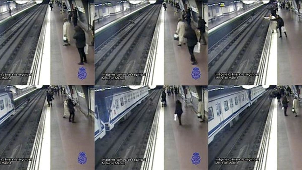 Fotografía facilitada por la Policía que muestra el momento en el que un policía nacional fuera de servicio salvaba a un hombre que iba a ser arrollado en las vías del Metro de Madrid. EFE/Archivo Fotografía facilitada por la Policía que muestra el momento en el que un policía nacional fuera de servicio salvaba a un hombre que iba a ser arrollado en las vías del Metro de Madrid. EFE/Archivo