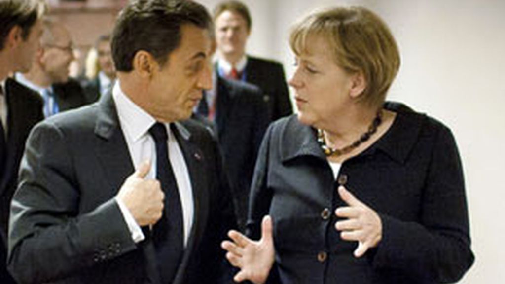 La canciller alemana Ángela Merkel charla con el presidente Francés Nicolás Sarkozy