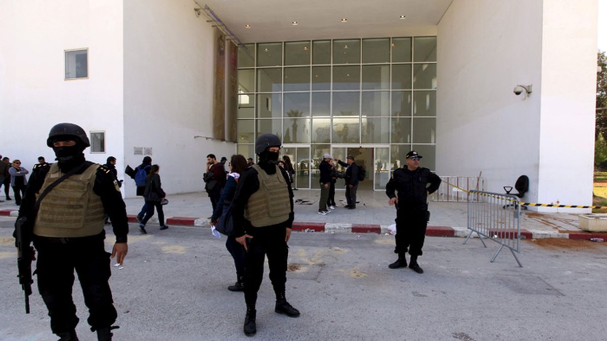 Policías tunecinos custodian la entradan al museo del Bardo