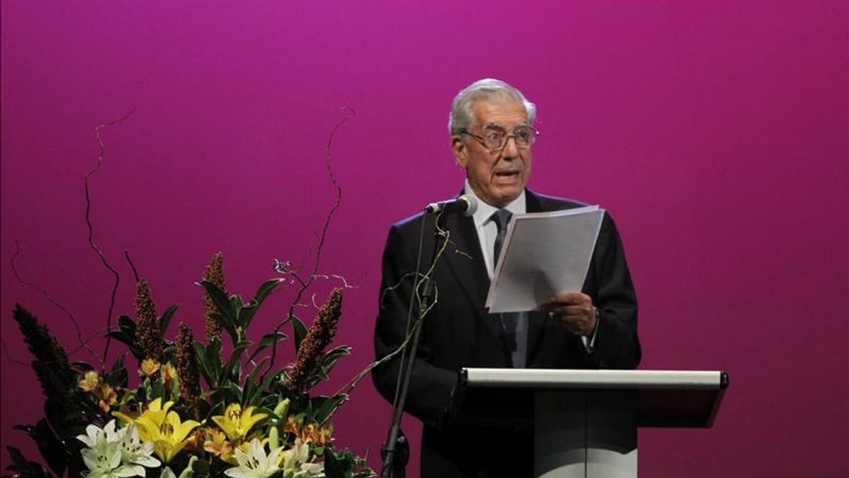 El escritor peruano Mario Vargas Llosa, ganador del Premio Nobel de Literatura 2010, ofrece una conferencia este 21 de abril, durante la Feria del Libro de Buenos Aires (Argentina). EFE
