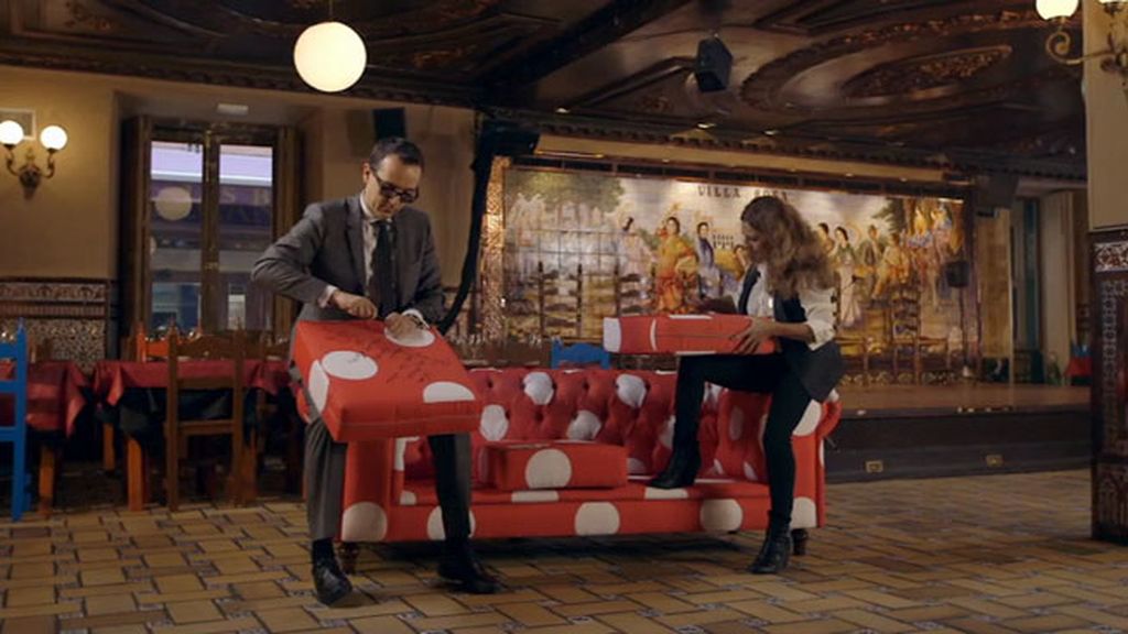 La artista se sienta en el chester