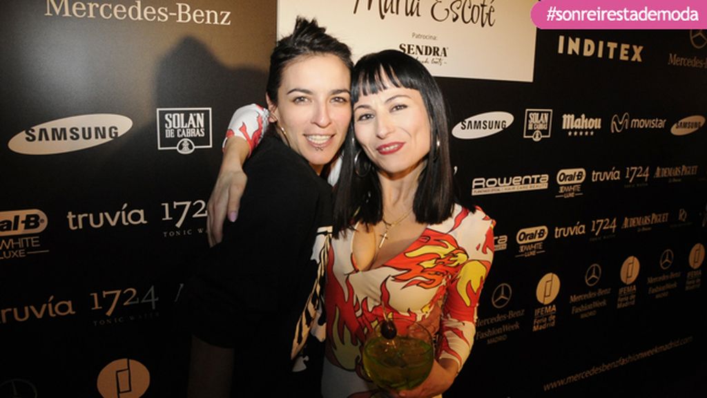 Bebe junto a María Escoté en el Kissing