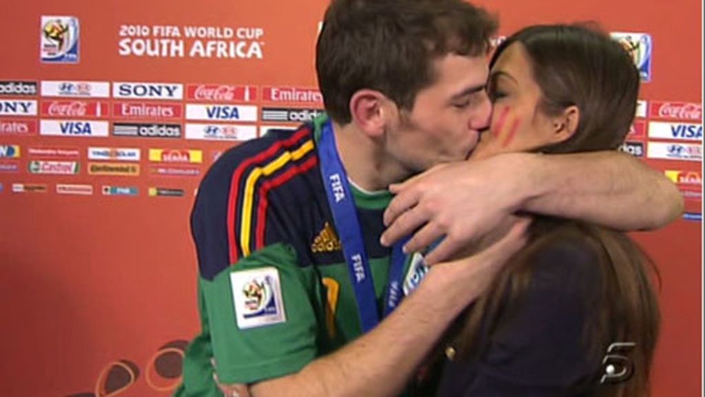 El beso de Iker a Sara, de campeonato