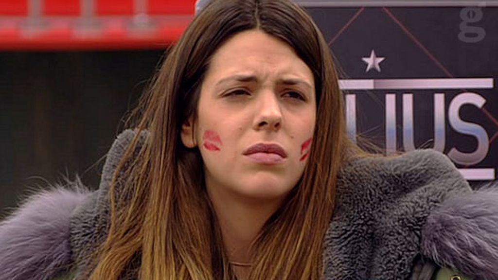 Laura frunce el ceño