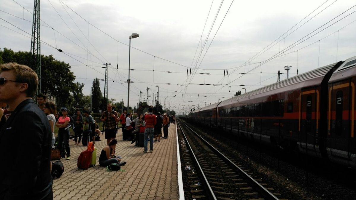 Los turistas bloqueados en la estación de tren de Hegyeshalom, en la frontera de Austria con Hungría