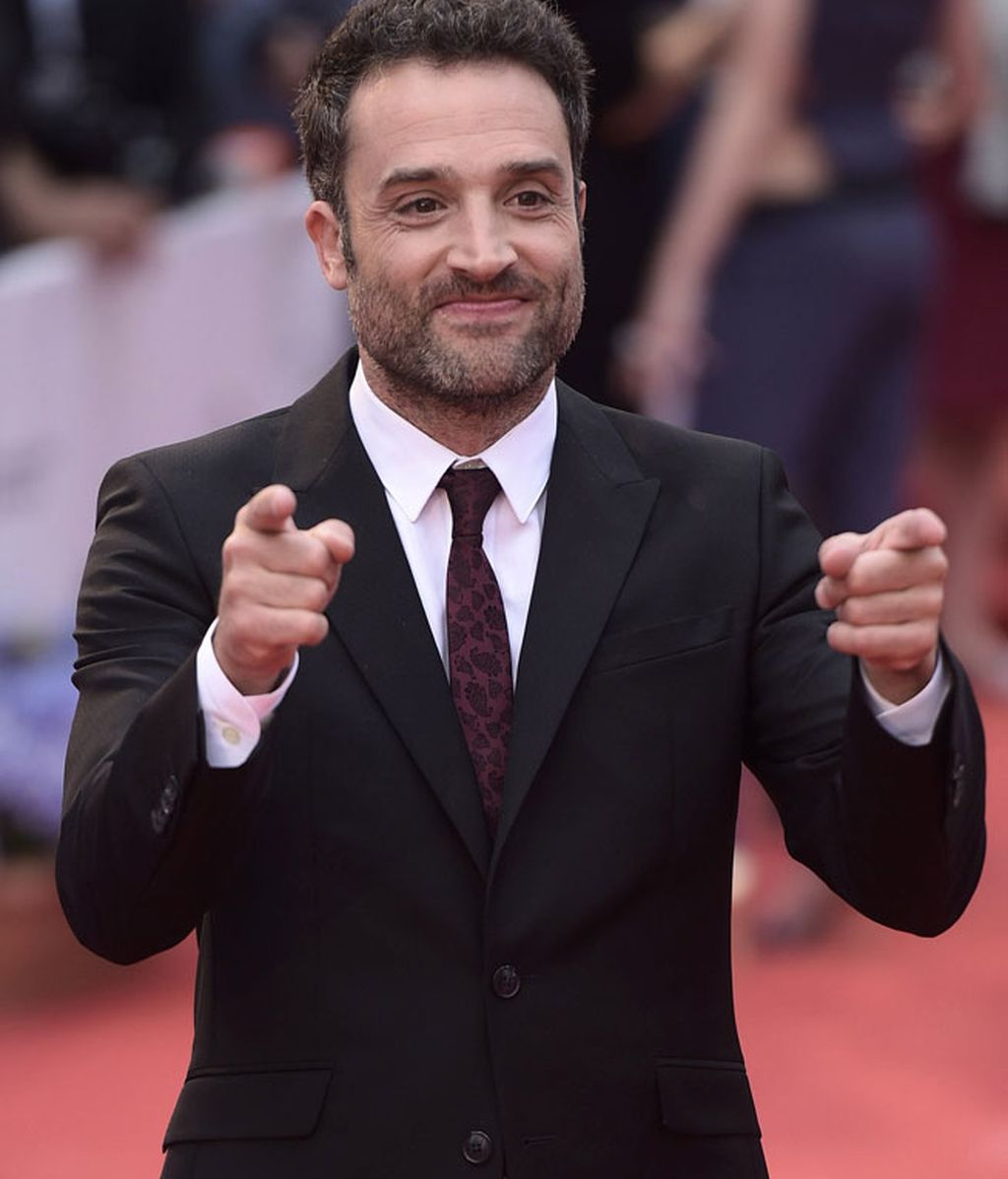 Daniel Guzmán,el gran triunfador de la noche, con un elegante traje y corbata