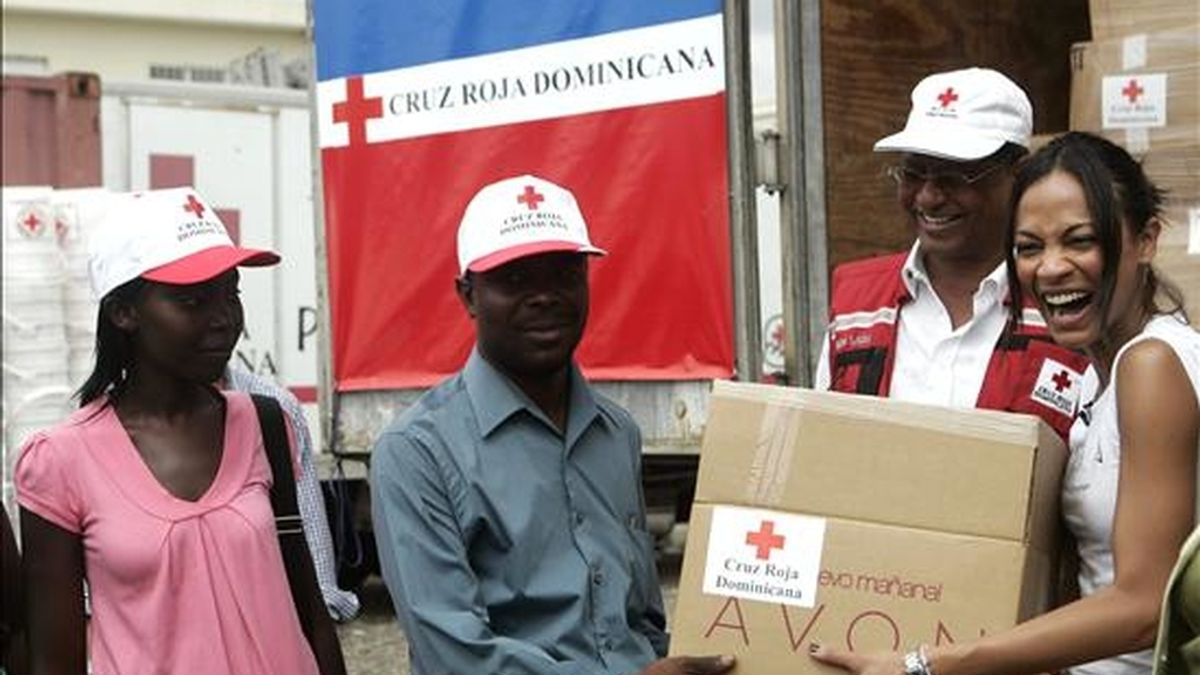 La actriz dominicana Zoe Saldaña (d), participa de la entrega, en Santo Domingo, de un cargamento de ayuda humanitaria a la Cruz Roja dominicana para los damnificados del sismo que azotó a Haití el pasado 12 de enero. EFE