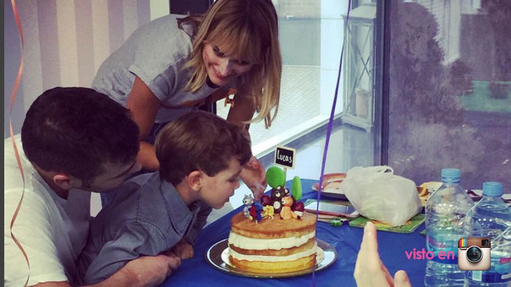 "Primero merendola con los papás,Marta,los abuelos y la tía"