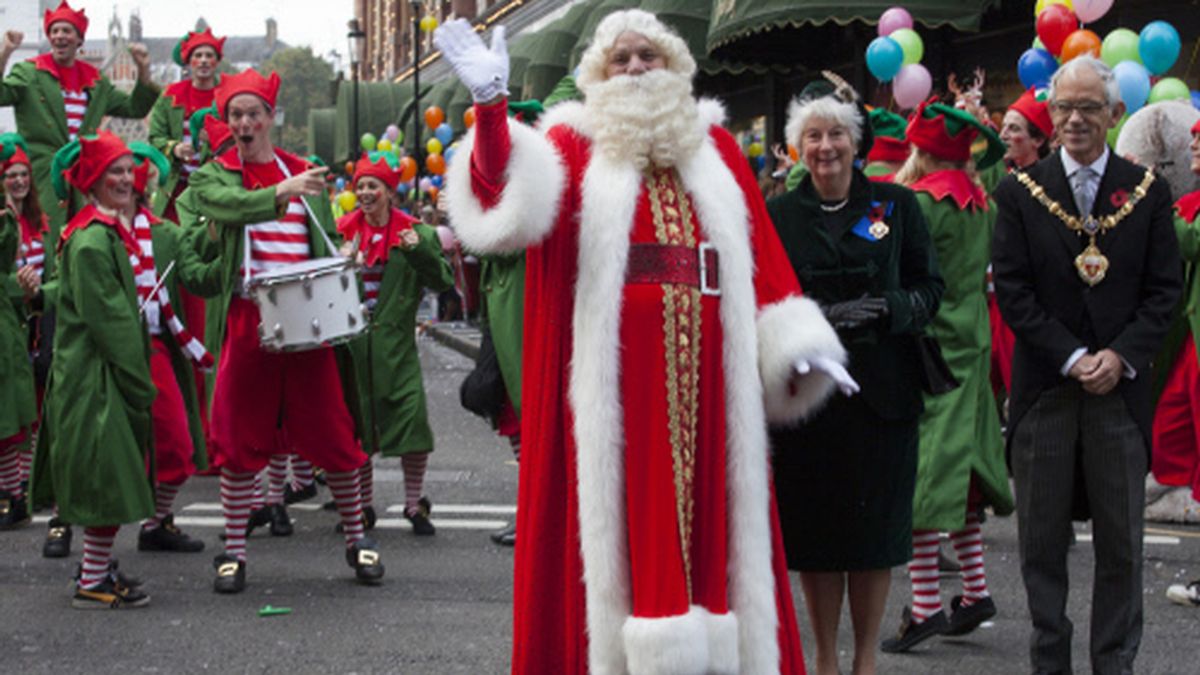 Papa Noel desfila por las calles londinenses con la marca Harrods