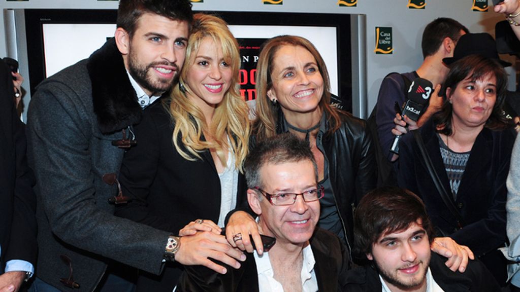 Gerard Piqué se lleva a Shakira a la presentación del libro de su padre