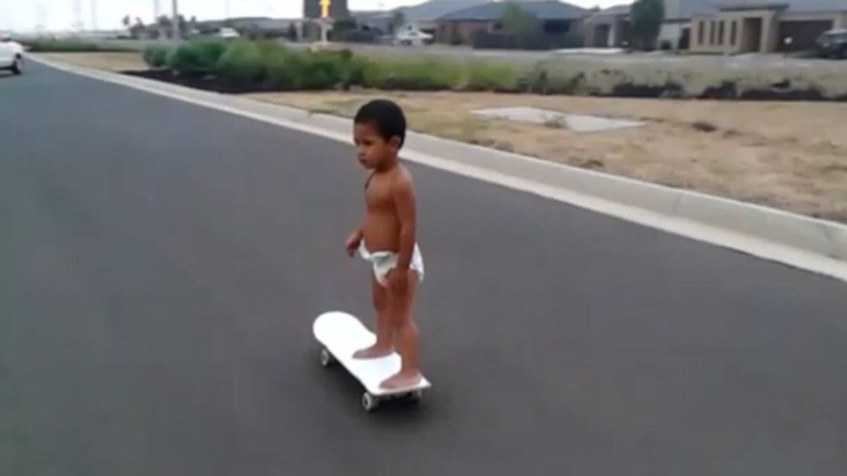 Un 'skater' de dos años de edad muestra su técnica con el monopatín
