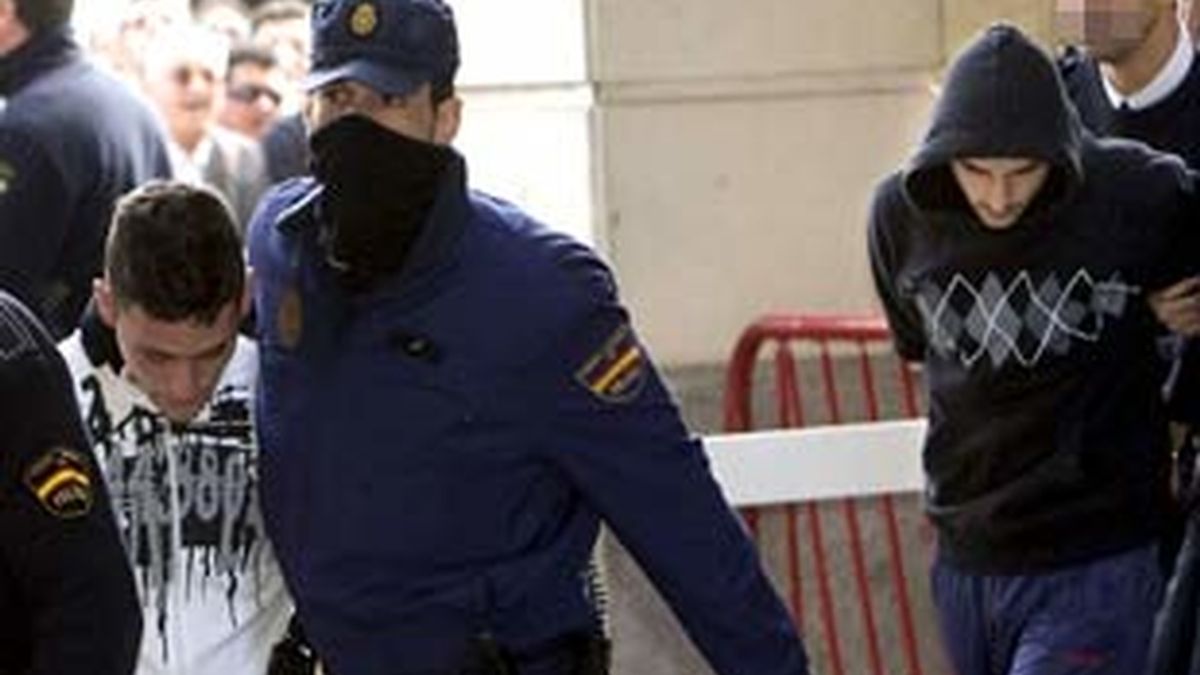 Imagen del presunto autor del crimen y su mejor amigo a la entrada de los juzgados de Sevilla. Foto: EFE.
