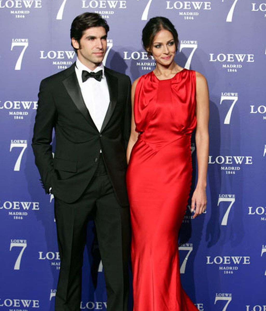 Cayetano Rivera y Eva González, protagonistas de un elenco de lujo en la fiesta de Loewe