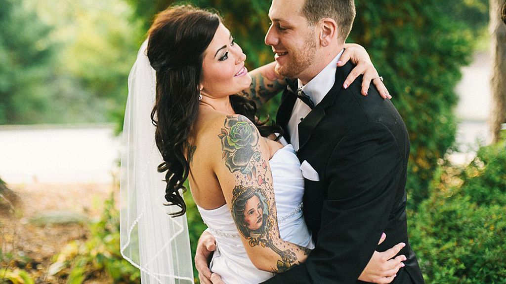 Casadas que enseñan sus tatuajes el día de su boda