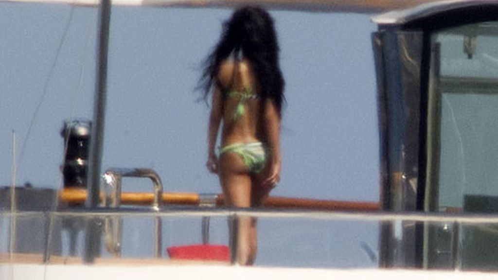 Rihanna disfruta en solitario de las vacaciones en la cubierta de su yate