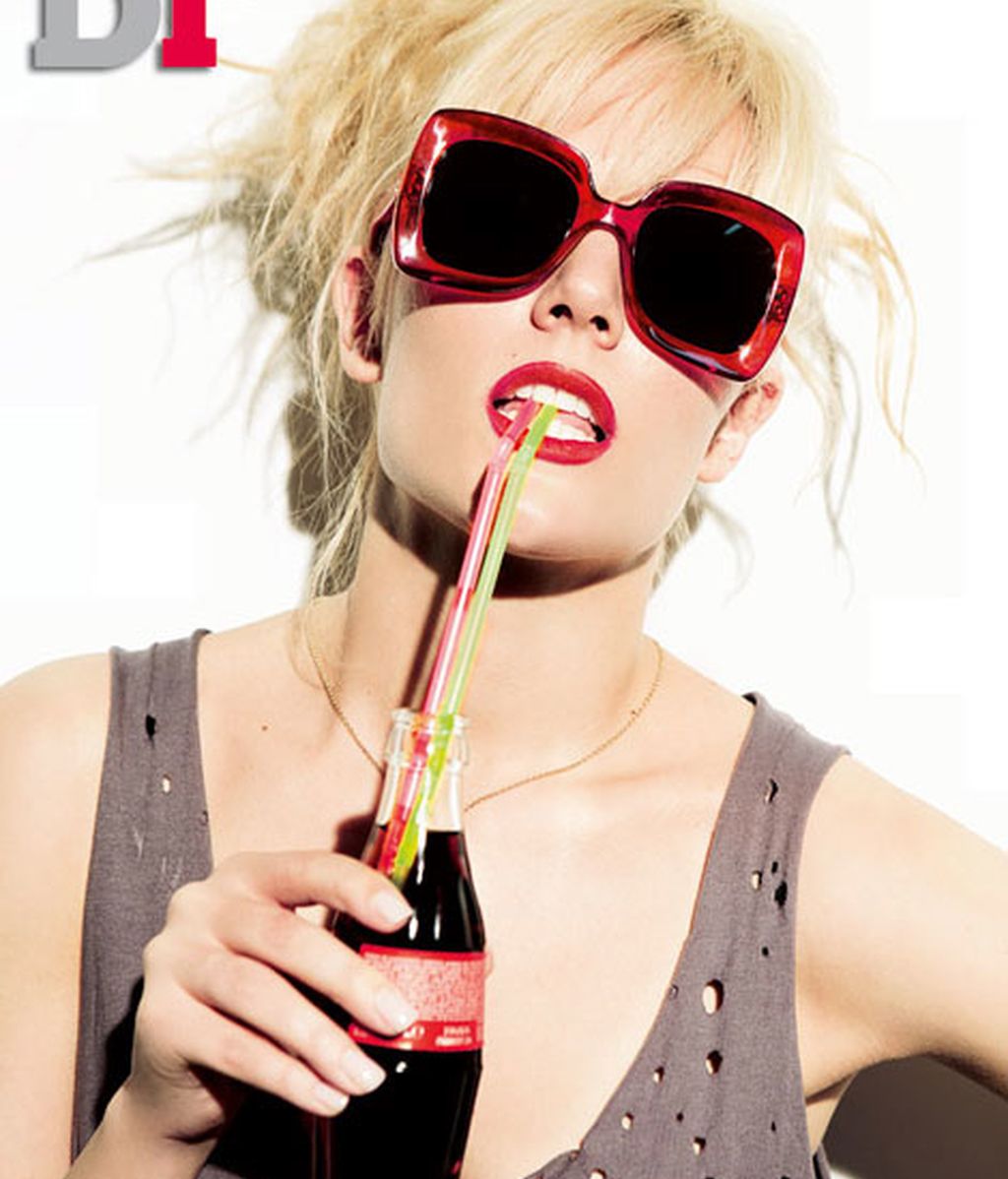 Edurne posa con unas gafas rojas, a juego con sus labios