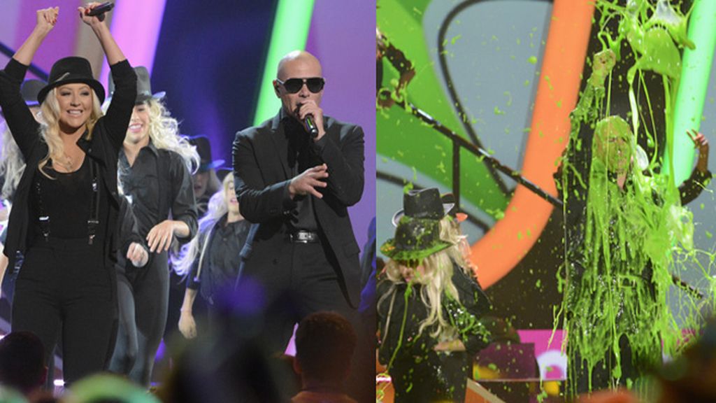 Pitbull y Christina Aguilera durante su actuación en los 'Kids Choice Awards'