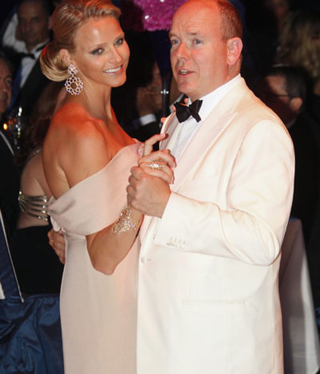 Realeza y famosos, juntos en el Baile de la Cruz Roja